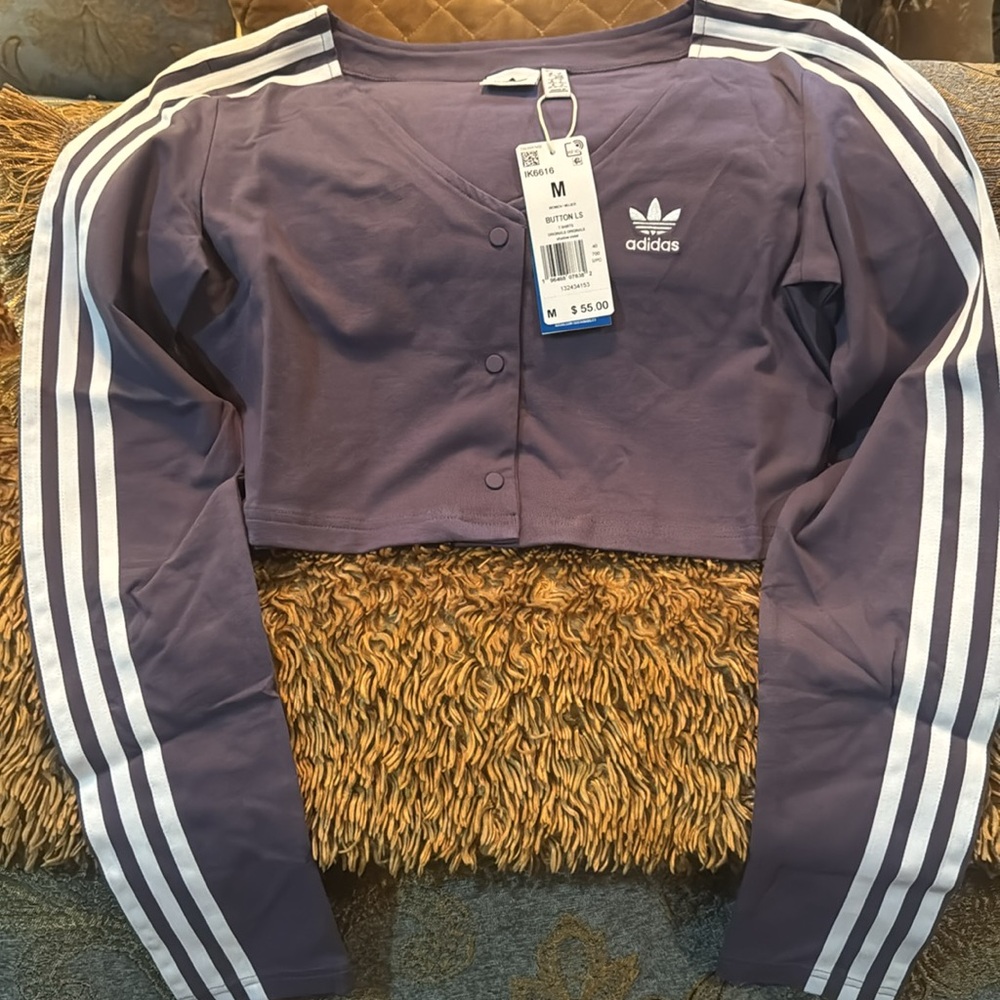 Really cute Adidas crop shirt - Picture 3 of 4